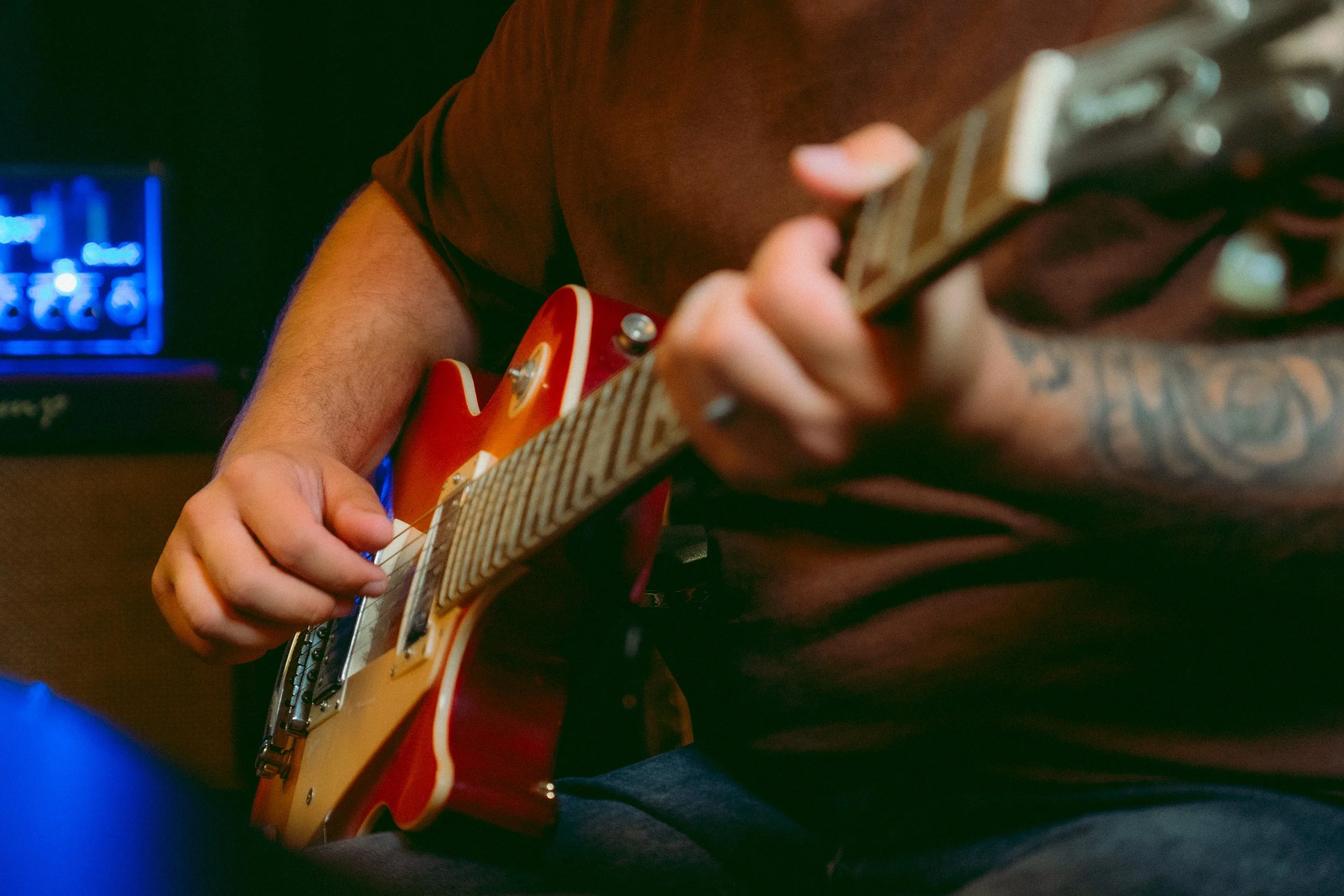 Eine Person, die E-Gitarre spielt.