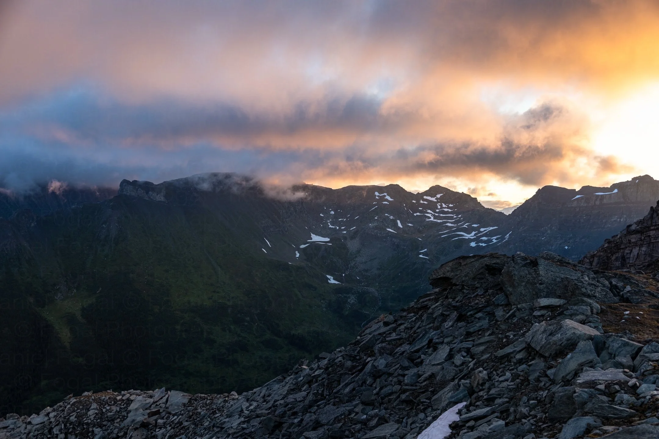 🏔️Swift Mountain, false summit, August sunrise, facing northeast&mdash;

My first time hiking up Swift Mountain (from the parking lot 🙃) and I chose a very early 4am start in the dark.

Getting up at 3am. 700m elevation gain in 3km. All worth it fo