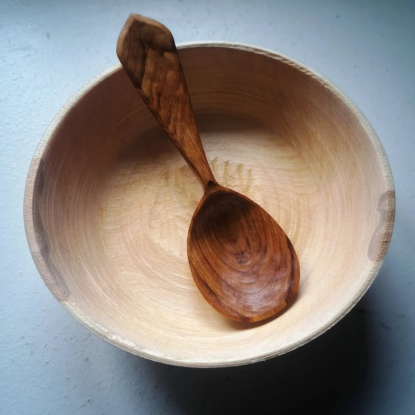 There's only one species of choke cherry here in Southern Manitoba and its the Eastern Chokecherry or Prunus Virginiana.
.
I nabbed a log from David @wooden_incantations with hopes of carving cooking spoons but with how twisty the wood is, reminiscen