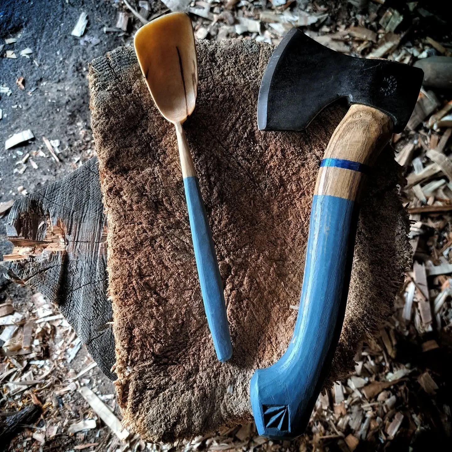 A little spoontula action for a beautiful sunny Thursday morning.
.
Carved with ax and knife. Blue milk paint from @milkpaintbyfusion 💙
.
Not all of this ring shake birch is bad, some woodenware actually make it!
On to the next!
.
.
.
.
.
.
.
.
.
#c