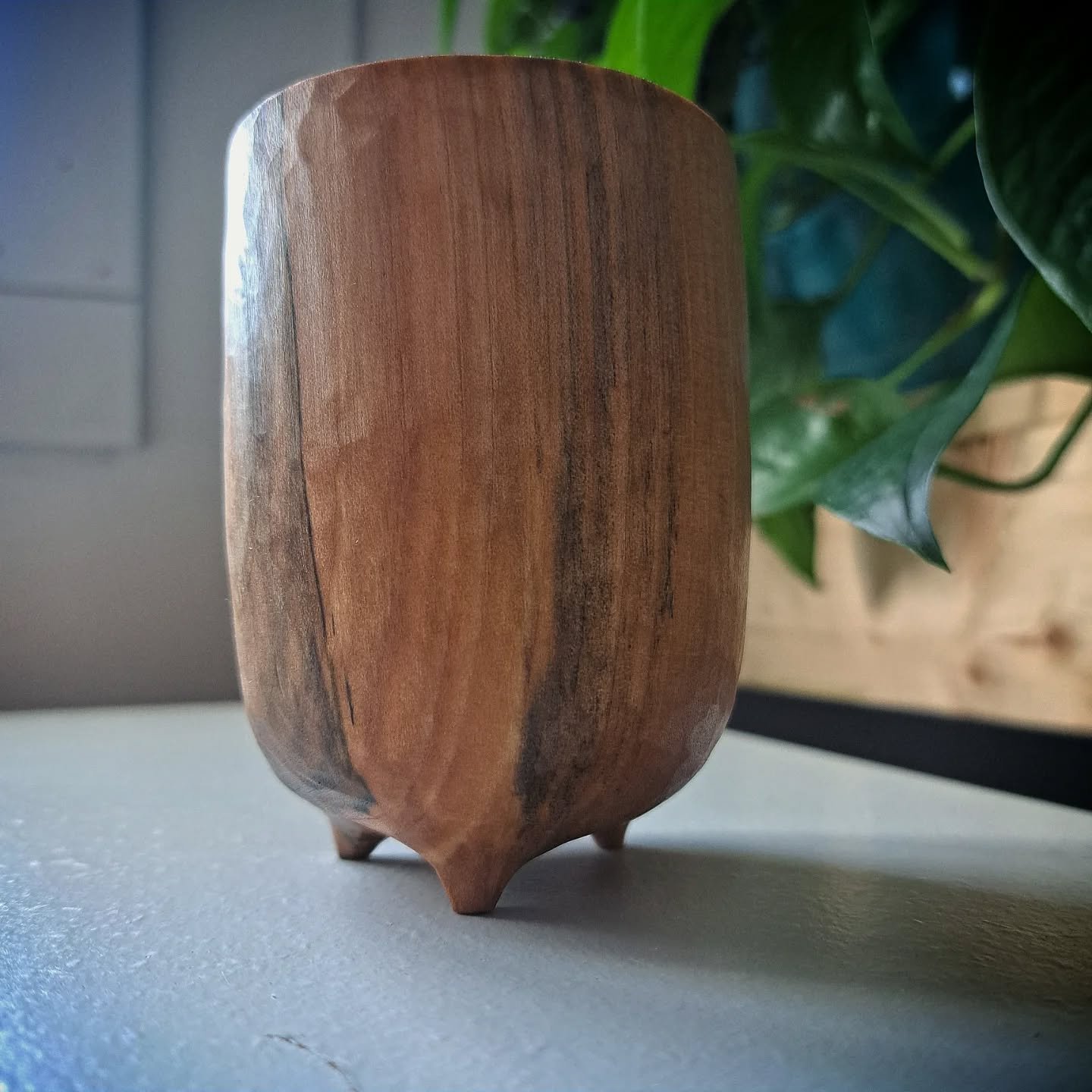 Georgio aka @schorsch555 has been killin' the game in end grain cup carving. So much to the point he's inspired me to wrap up one I had half finished in my freezer.
This is spalted birch.
.
The little carved feet on the bottom are the highlight but a