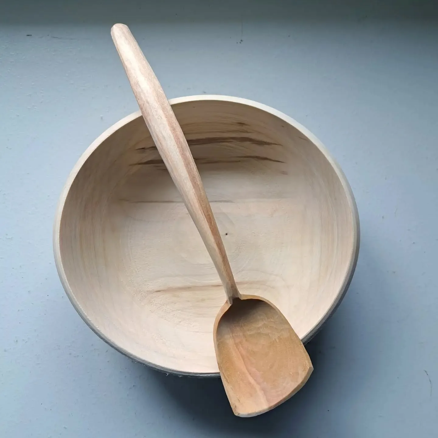 Treen in the raw.
Serving spoon from birch wood, awaiting finishing cuts, burnishing and oiling.
Bowl turned from manitoba maple, dried and awaiting finish.
.
.
.
.
.
.
#kitchengoals
#kitcheninspiration
#rusticwoodenware
#handcarved
#treen