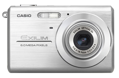 Sølvfarvet Casio Exilim kompaktkamera med 6.0 megapixels og 3x optisk zoom.