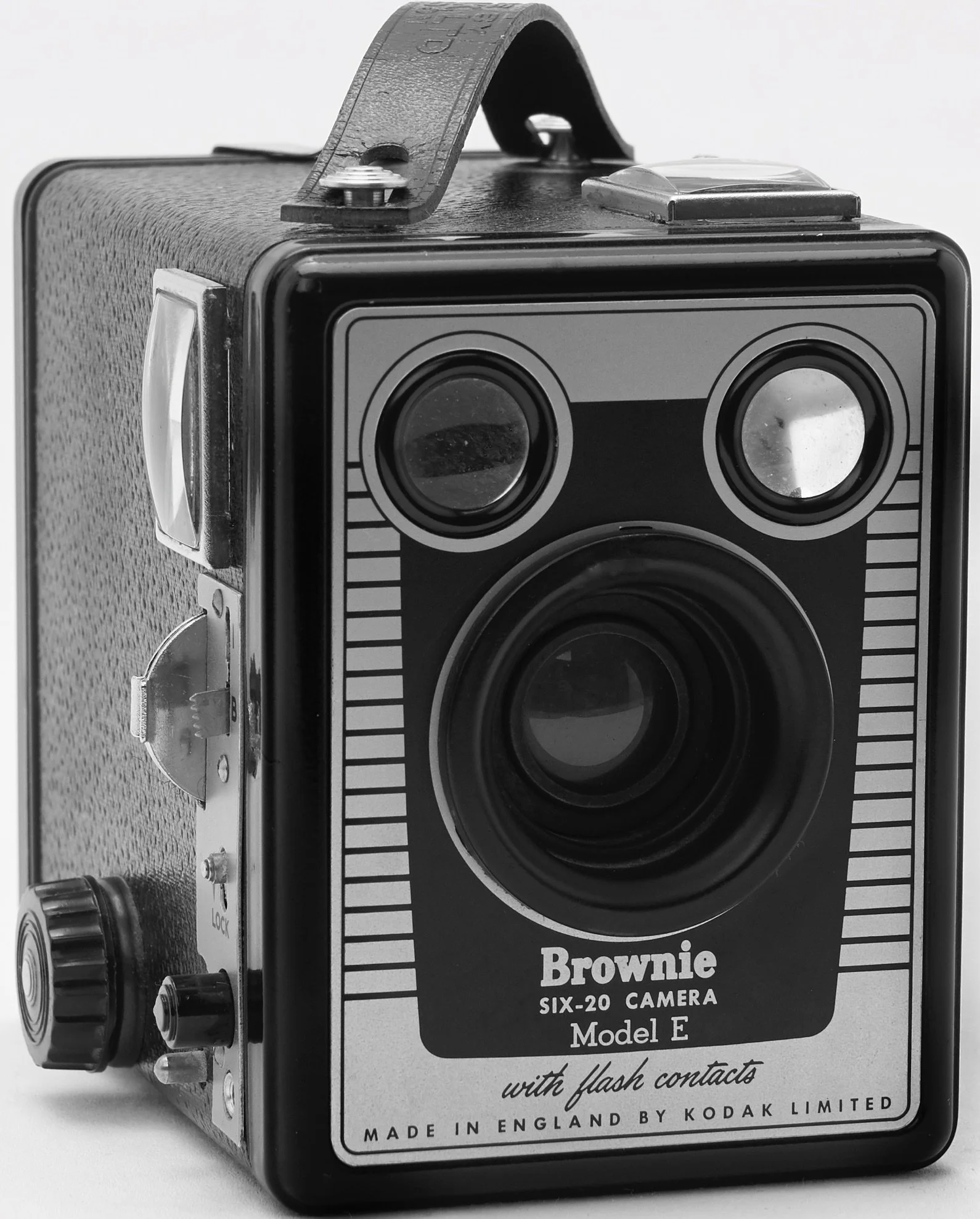 Sort/hvid fotografi af et Brownie Six-20 kamera med model E, lavet i England af Kodak Limited, med blikkontakt og flash.