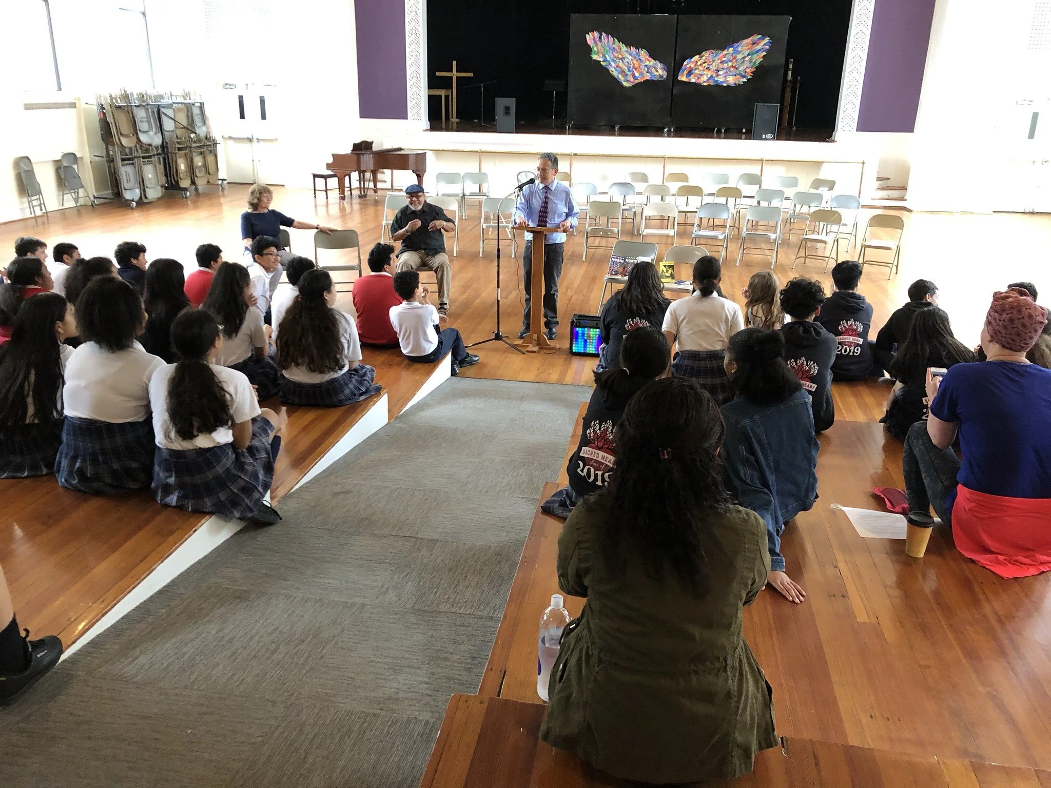 Un Tren Llamado Esperanza: Mario Bencastro Visits Sacred Heart School with a Message About Hope