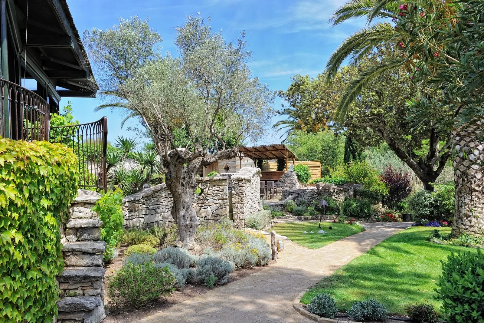 A Cheda-Jardin extérieur.JPG