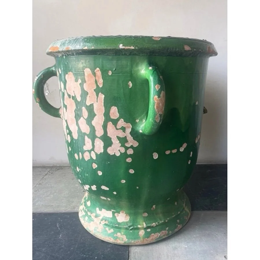 ANTIQUE CASTELLAINES POT