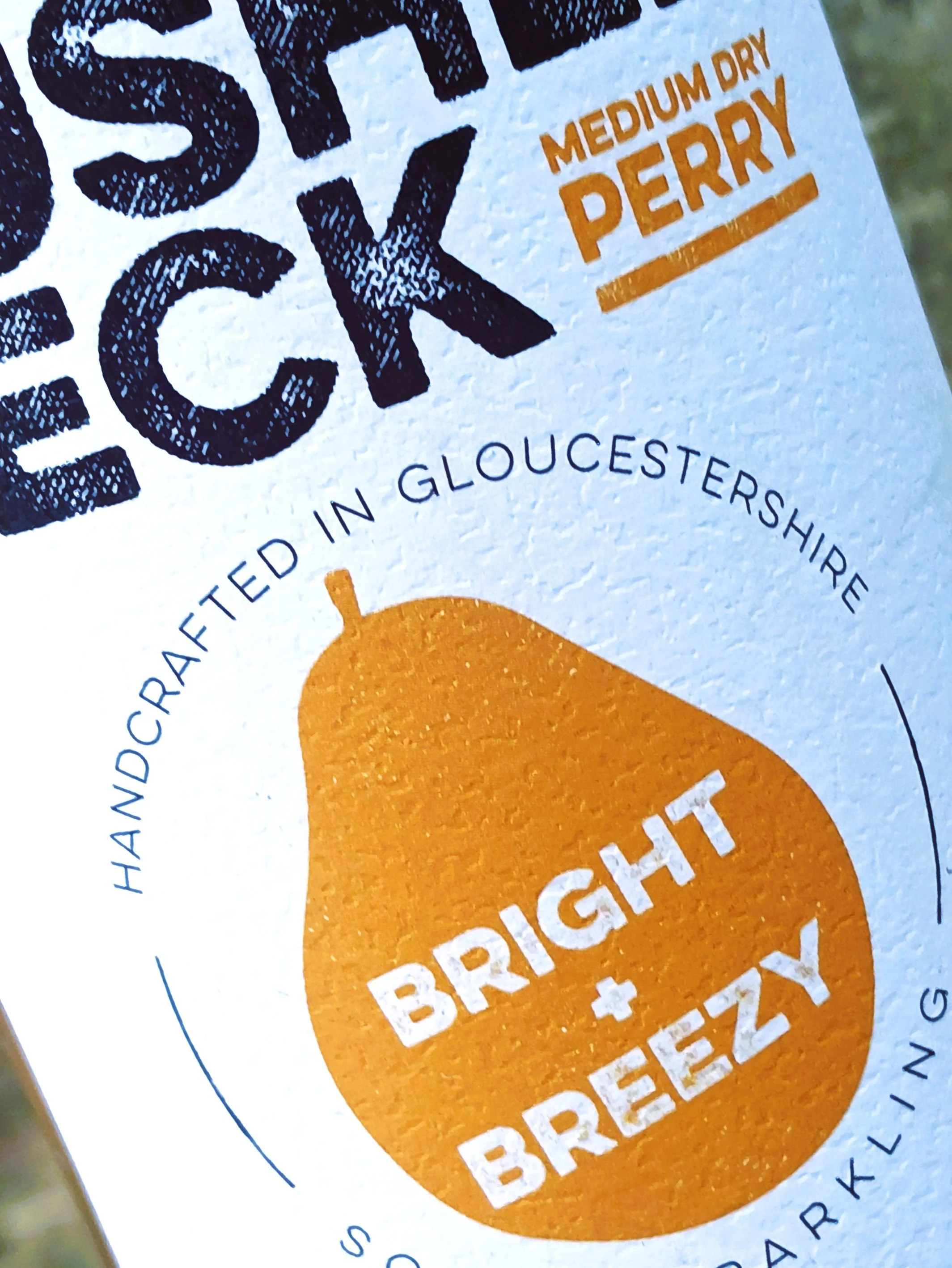 Close-up of BUSHEL+PECK Bright+Breezy perry, made with a blend of perry pears.
