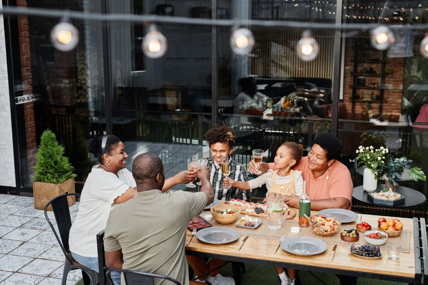 Family and friends enjoying a meal at an outdoor restaurant, representing the memorable experiences businesses create through strong branding.