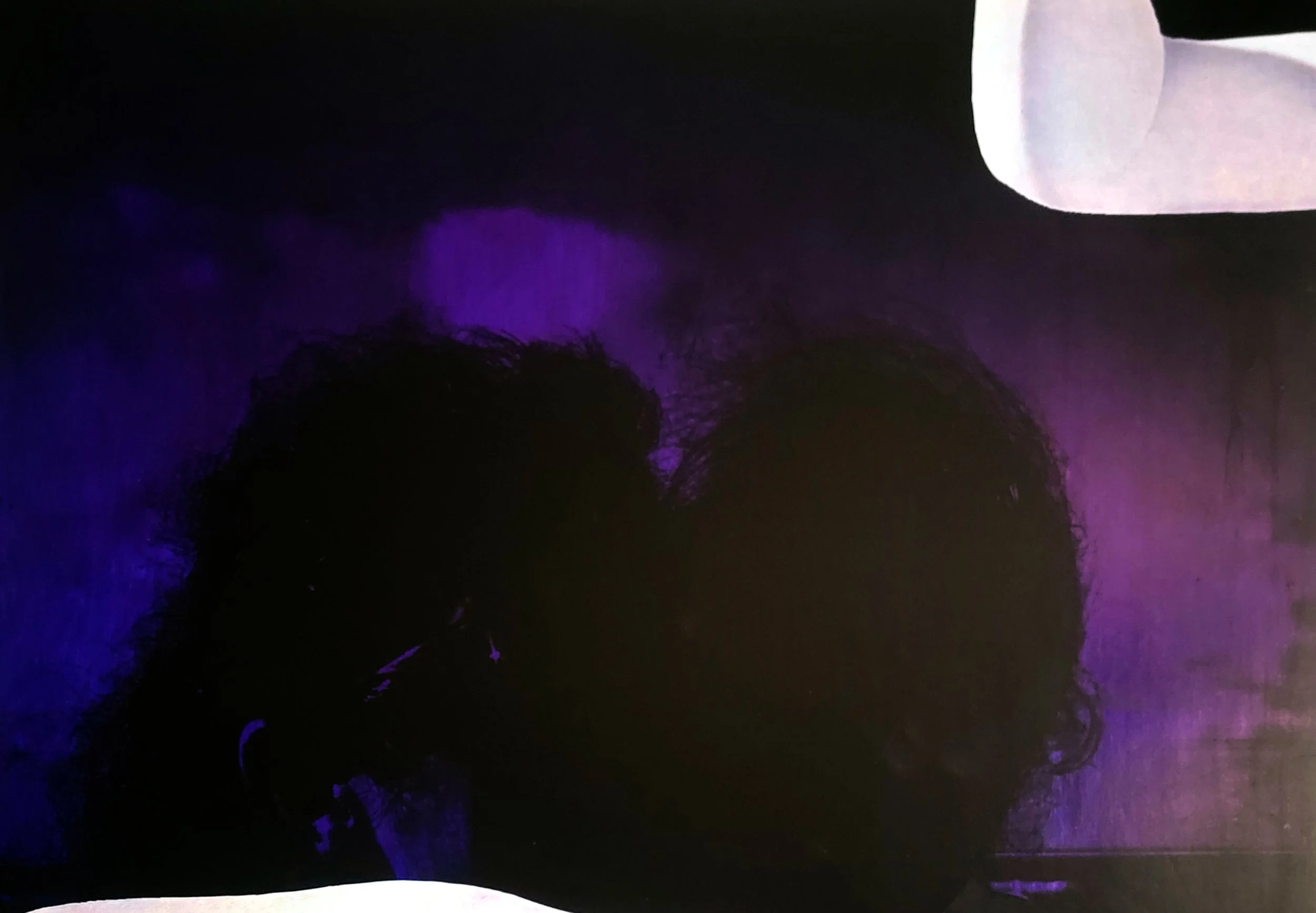Une œuvre d'art représentant une silhouette sombre avec des bras et des mains blanches, avec des accents de lumière bleue. Mains en dessin de stylo bic.Silhouettes de personnes dans une pièce sombre avec des lumières violettes et blanches.