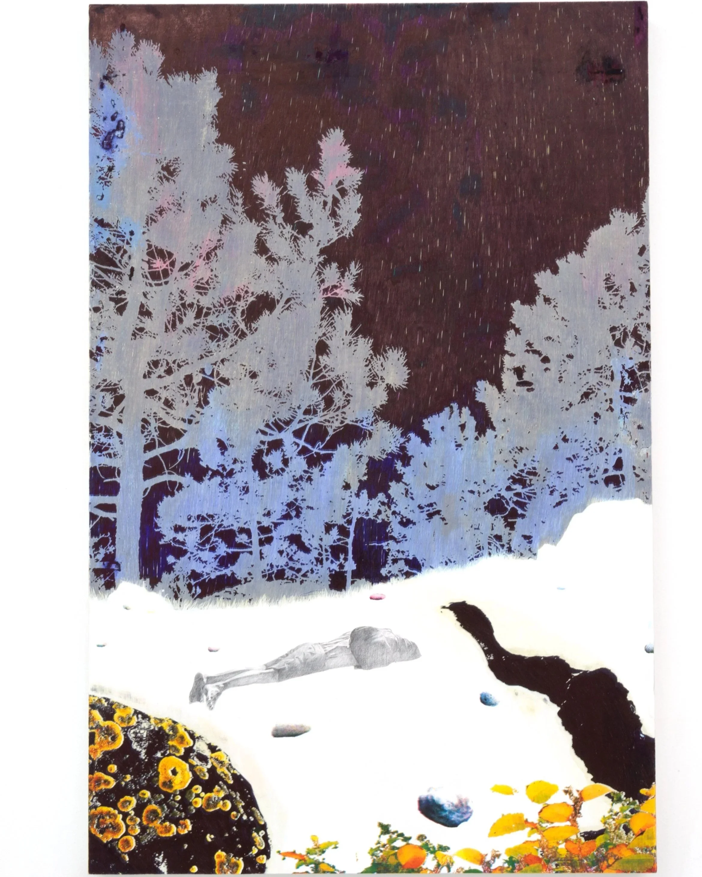 Une peinture abstraite représentant un arbre en haut à gauche, un ciel étoilé en haut à droite, un arbre avec des fleurs jaunes en bas à gauche, et un paysage avec des arbres et un ciel clair en bas à droite. Sérigraphie et stylo bic. Personnage