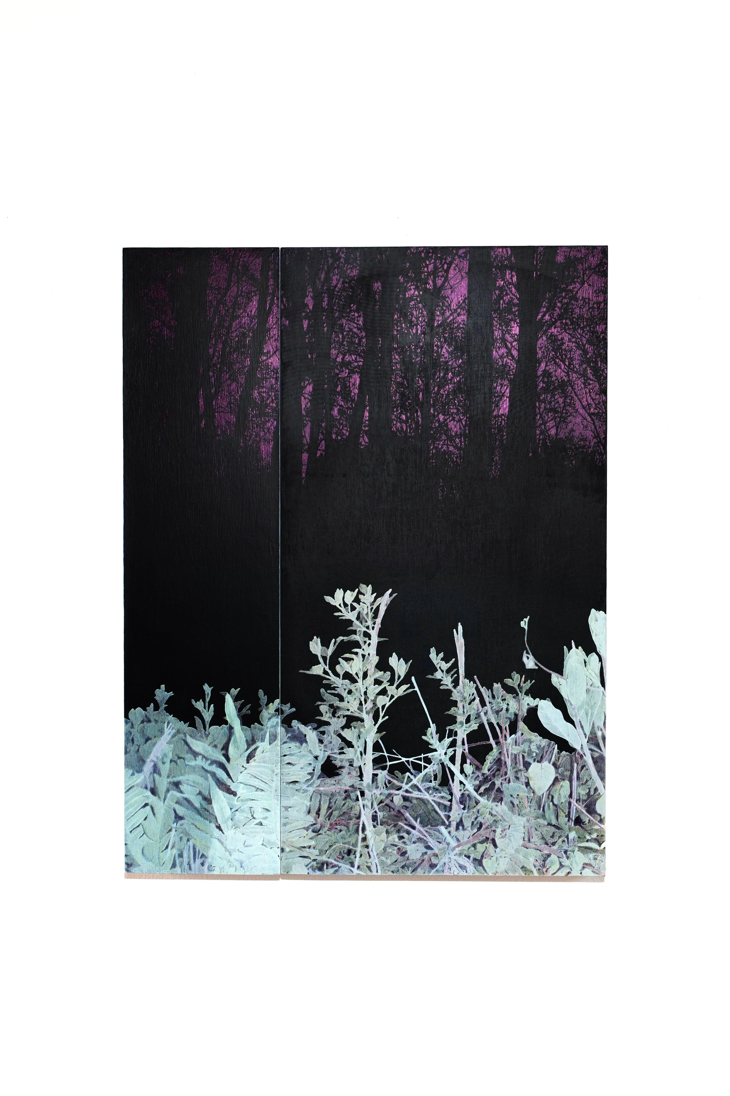 Une œuvre d'art représentant un paysage forestier sombre avec des arbres noirs et des feuilles dessinées dans le premier plan. Sérigraphie et dessin au stylo à bille. Reflets rouges