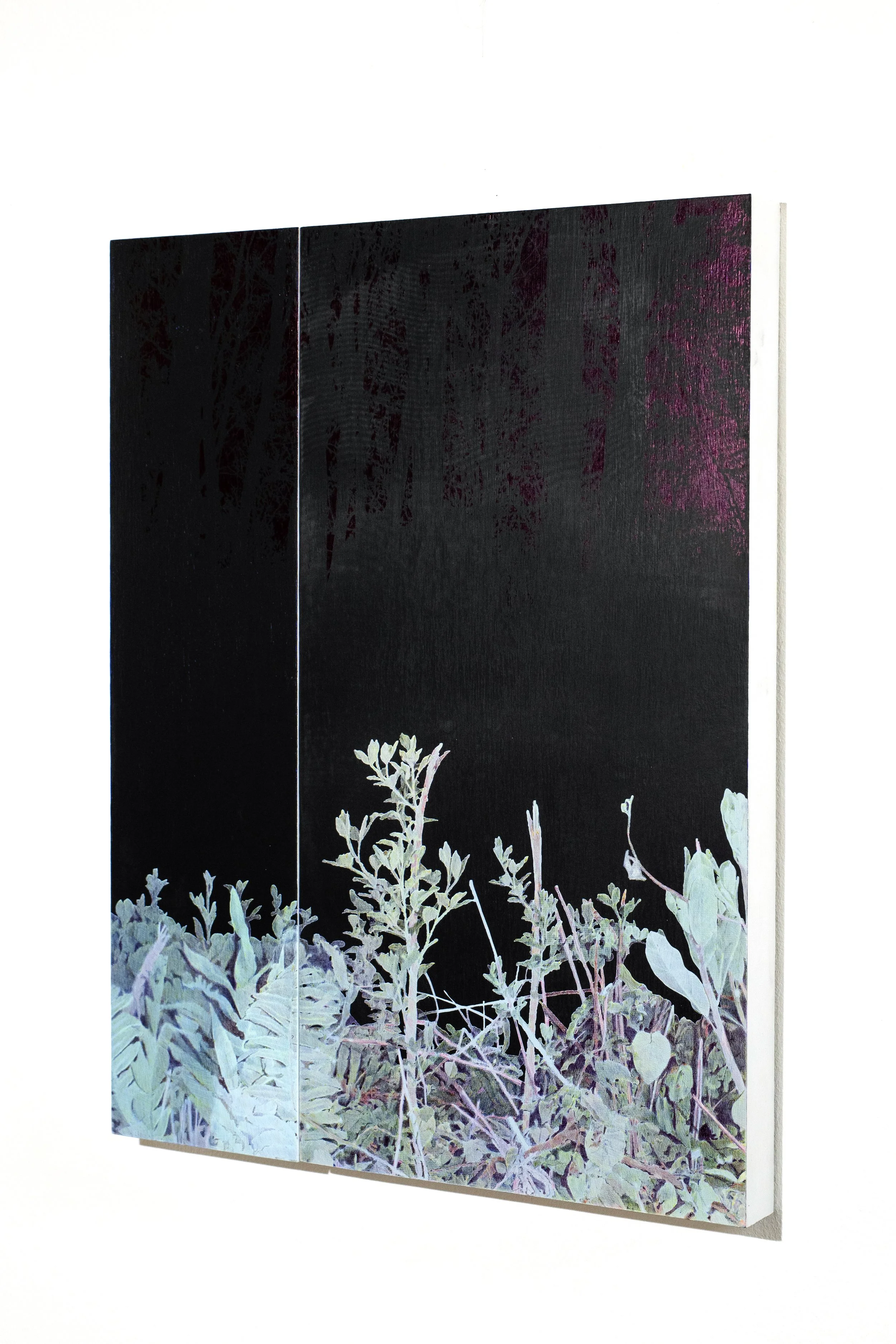 Une œuvre d'art représentant un paysage forestier sombre avec des arbres noirs et des feuilles dessinées dans le premier plan. Sérigraphie et dessin au stylo à bille. arrière-plan sombre avec des teintes de violet dans la partie supérieure.