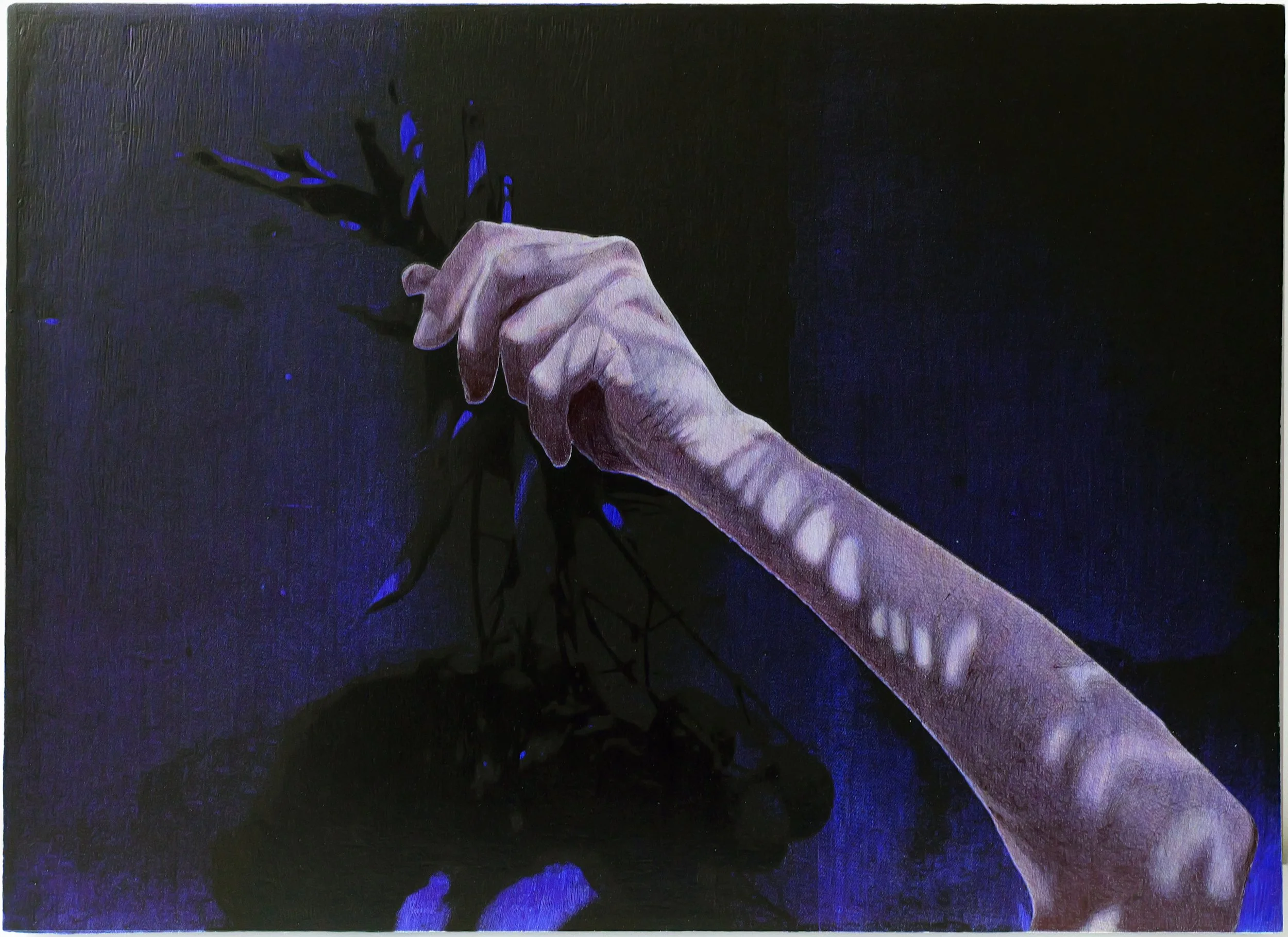 Une main humaine dessiné au stylo bic avec une peau claire, tenant une branche noire avec des feuilles. L'arrière-plan est sombre avec des touches de bleu et des nuances violettes.