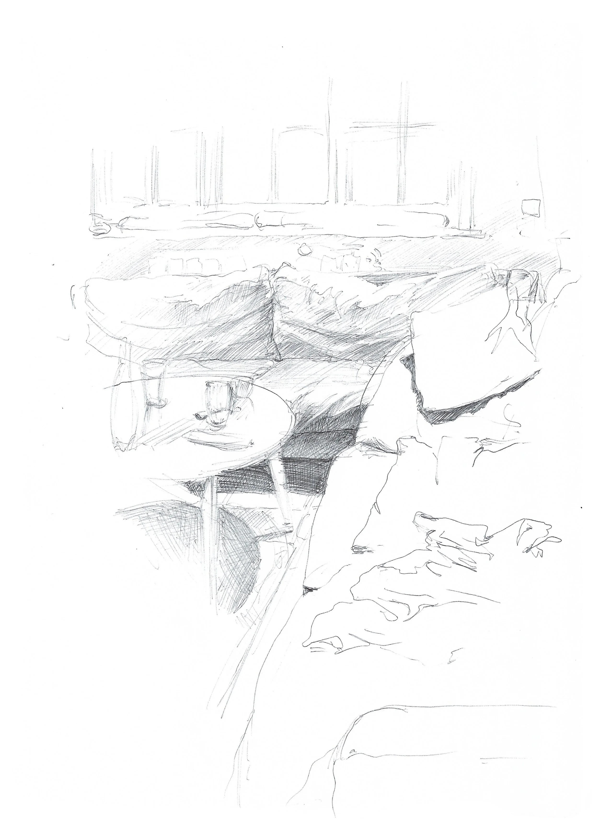 Croquis au stylo bic d'un intérieur avec une table, des chaises, une fenêtre et un canapé.
