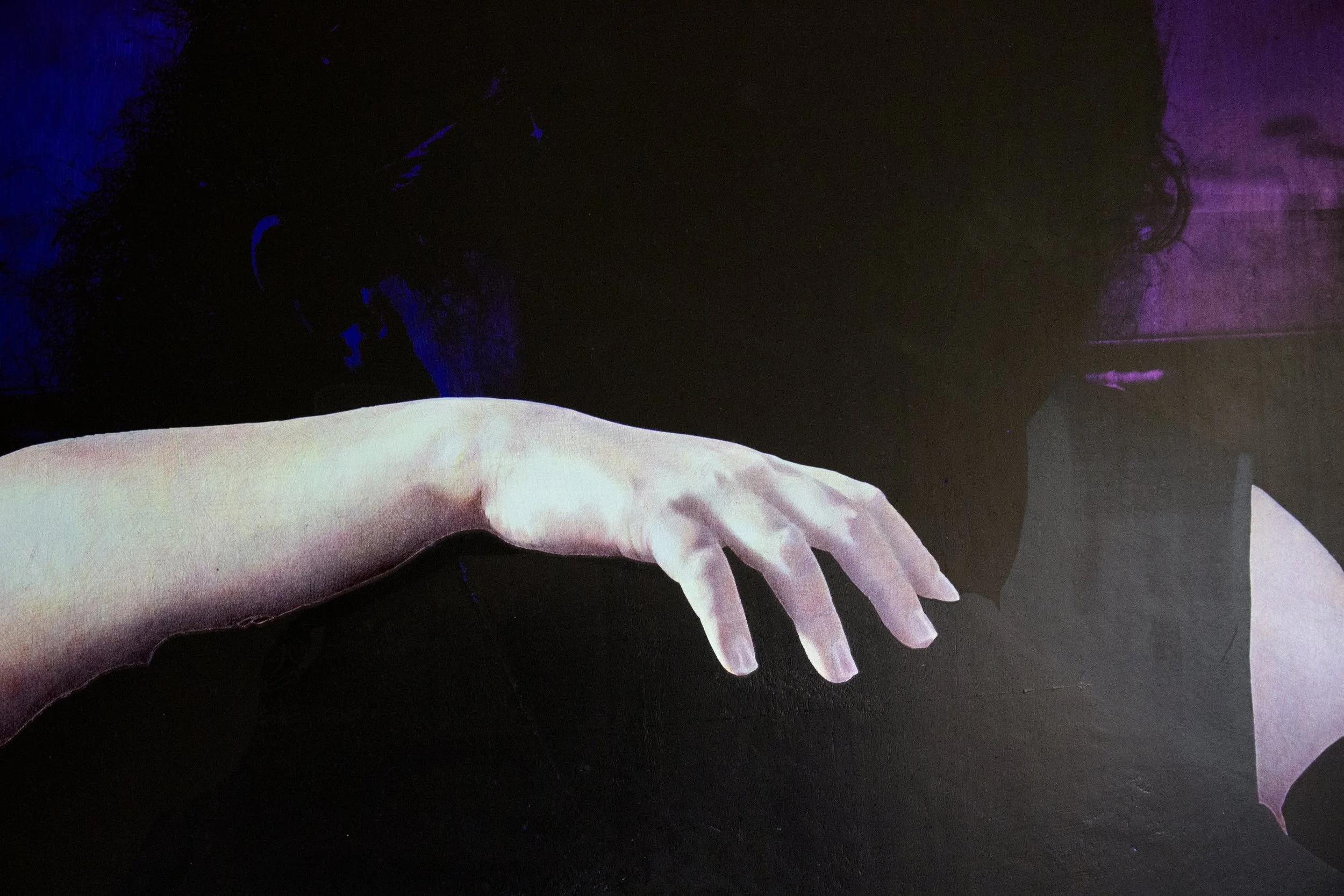Une reproduction en dessin au stylo bic d'une main humaine blanche posée sur une surface sombre avec un fond noir et violet