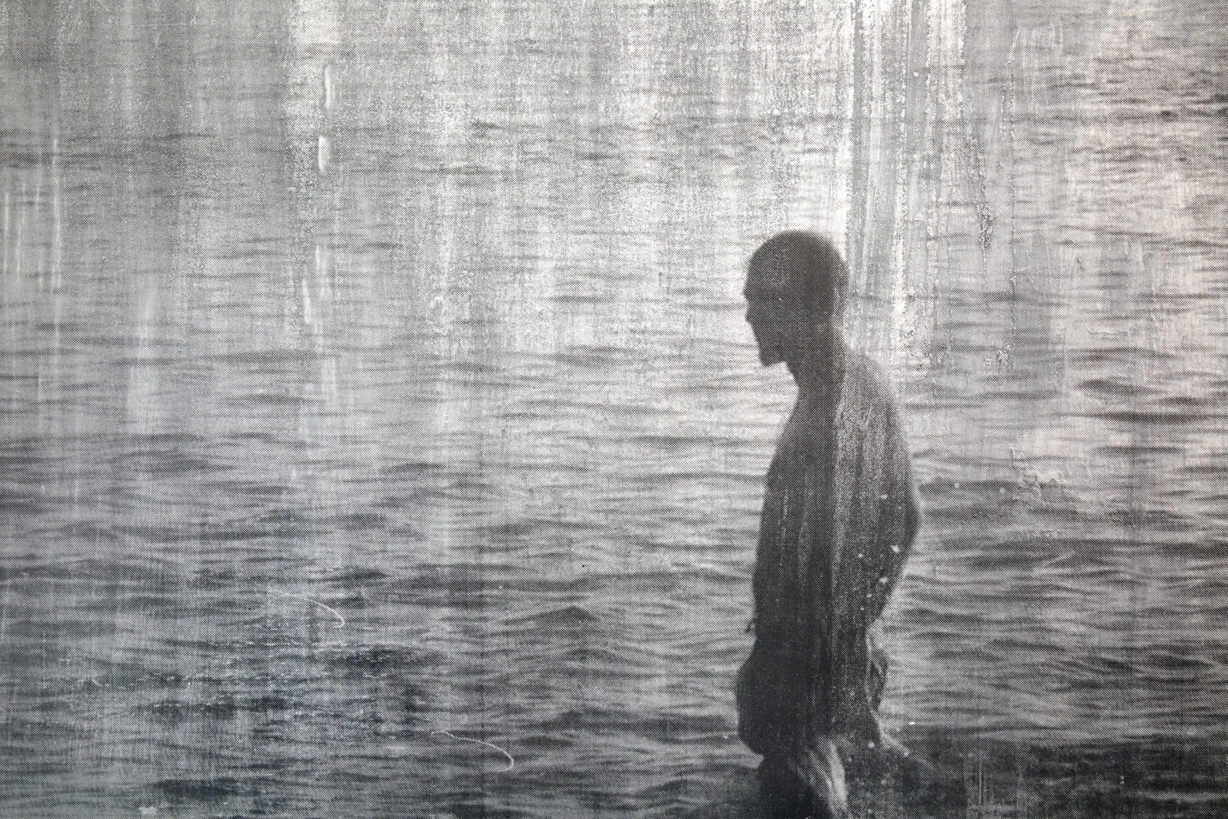 Profil d'un homme seul dans un corps d'eau, avec un fond flou d'un paysage côtier ou maritime. Sérigraphie et poudre de graphite gris