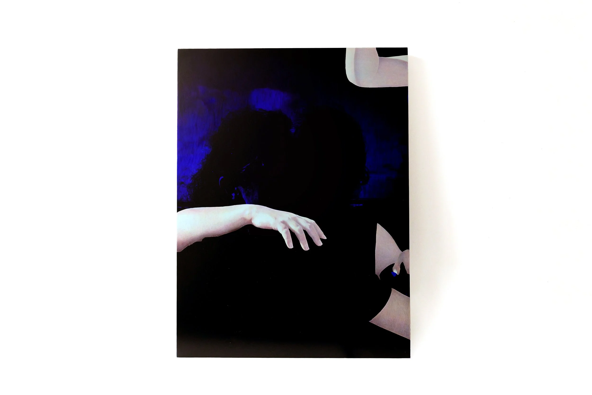 Une œuvre d'art représentant une silhouette sombre avec des bras et des mains blanches, avec des accents de lumière bleue. Mains en dessin de stylo bic, fond en sérigraphie.