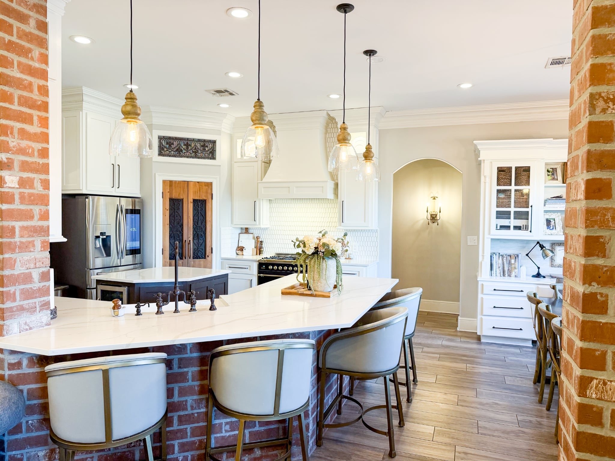 THE EIGHT-SEAT KITCHEN