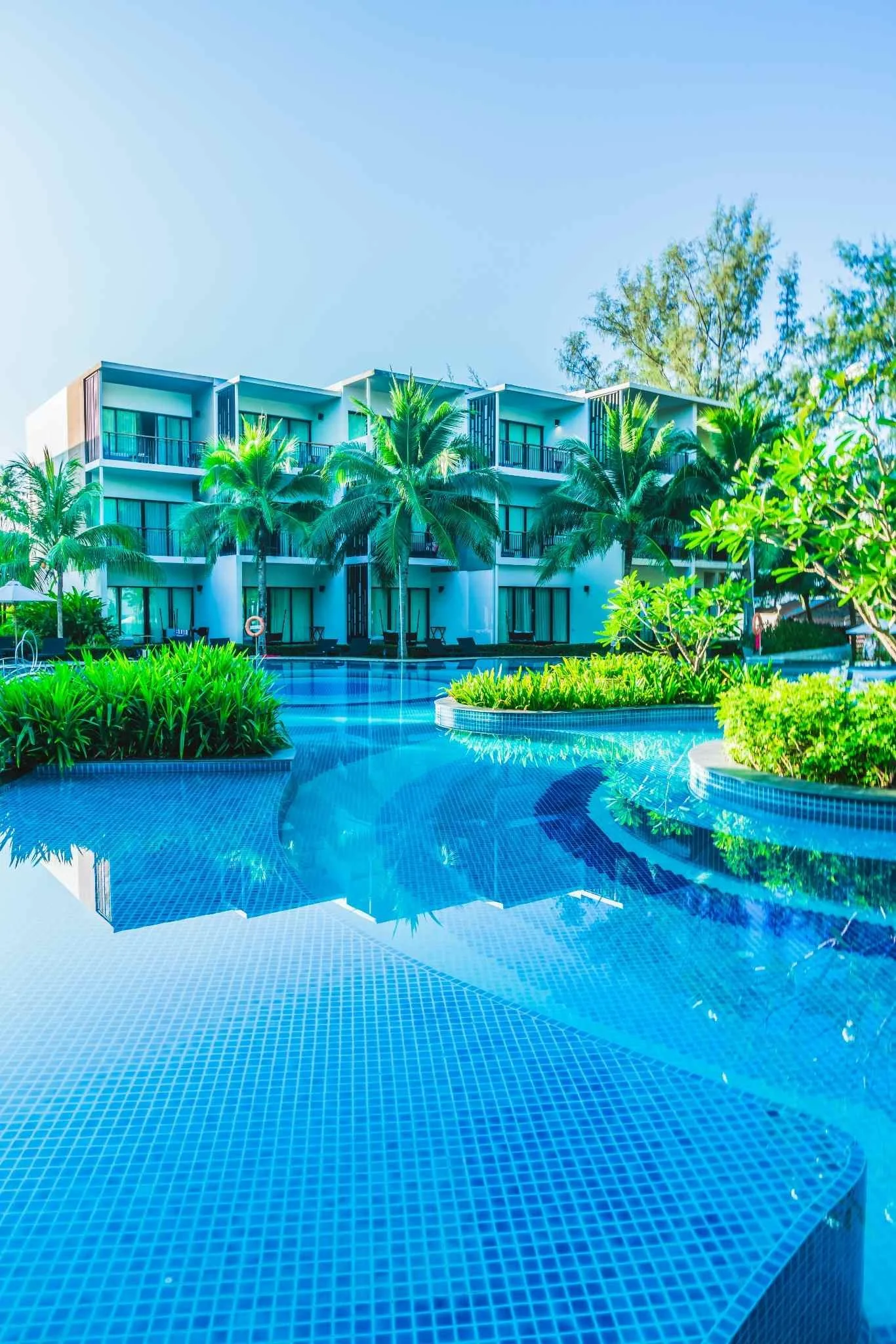 relaxation-pool-umbrella-lounge-sky_mobile_250KB.jpg