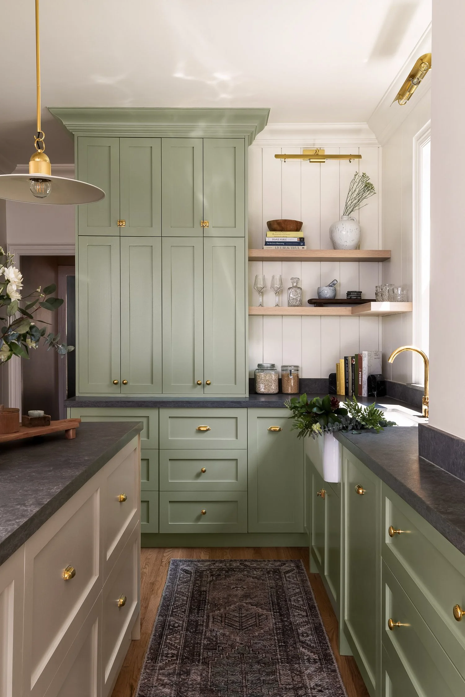 3 FEET AROUND YOUR KITCHEN ISLAND IS ENOUGH AS LONG AS YOU DON’T DO THESE 3 THINGS