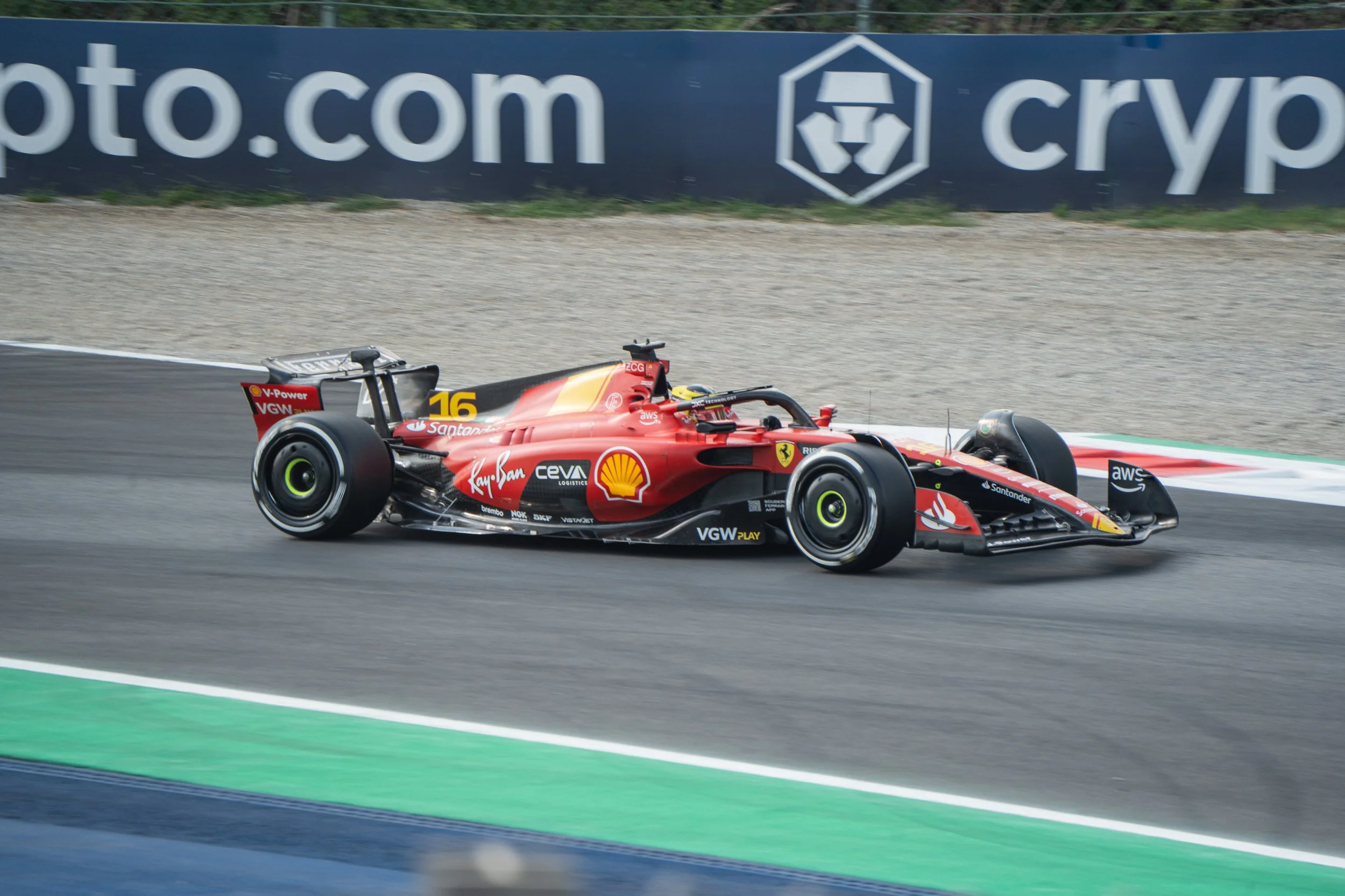 Auto da corsa Ferrari sulle piste.