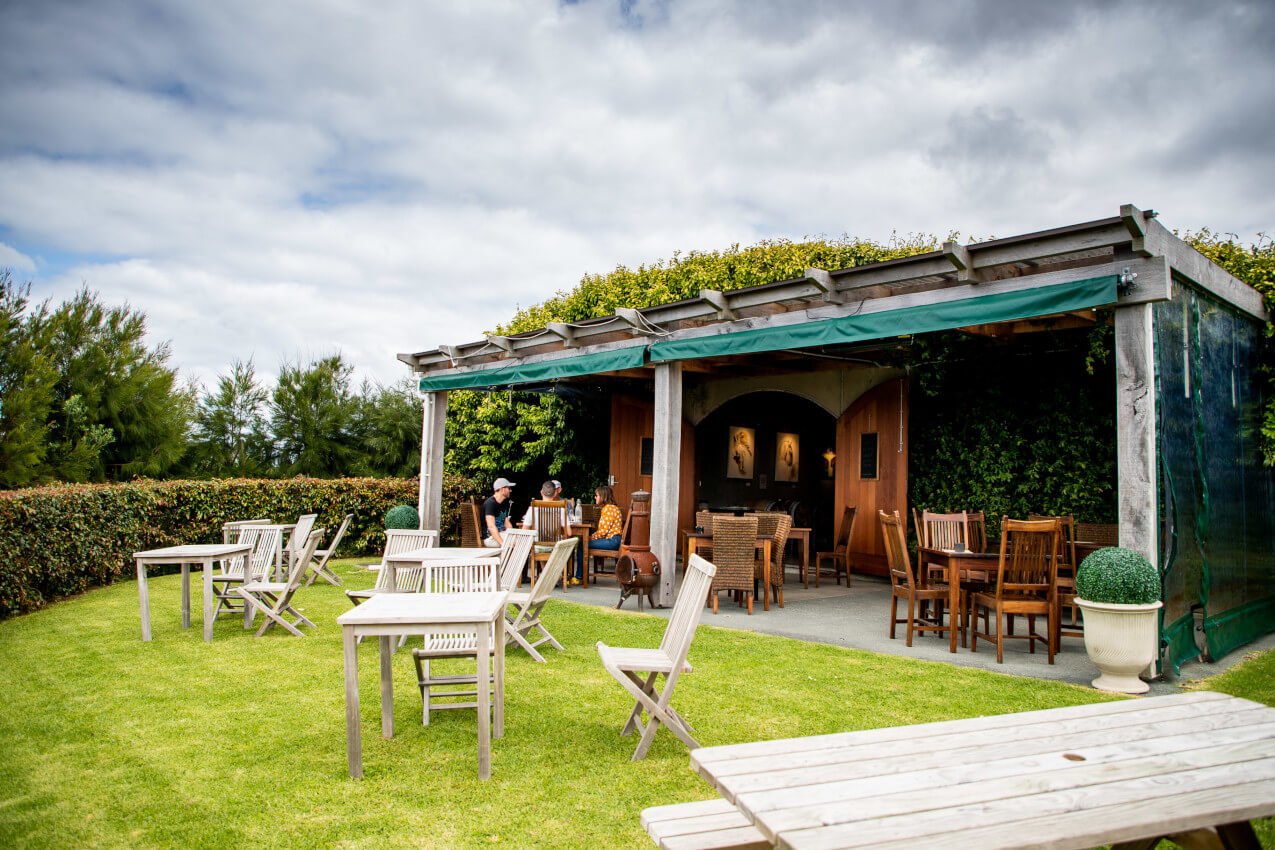 Al fresco dining at a vineyard restaurant on the Matakana Coast near Warkworth, New Zealand.