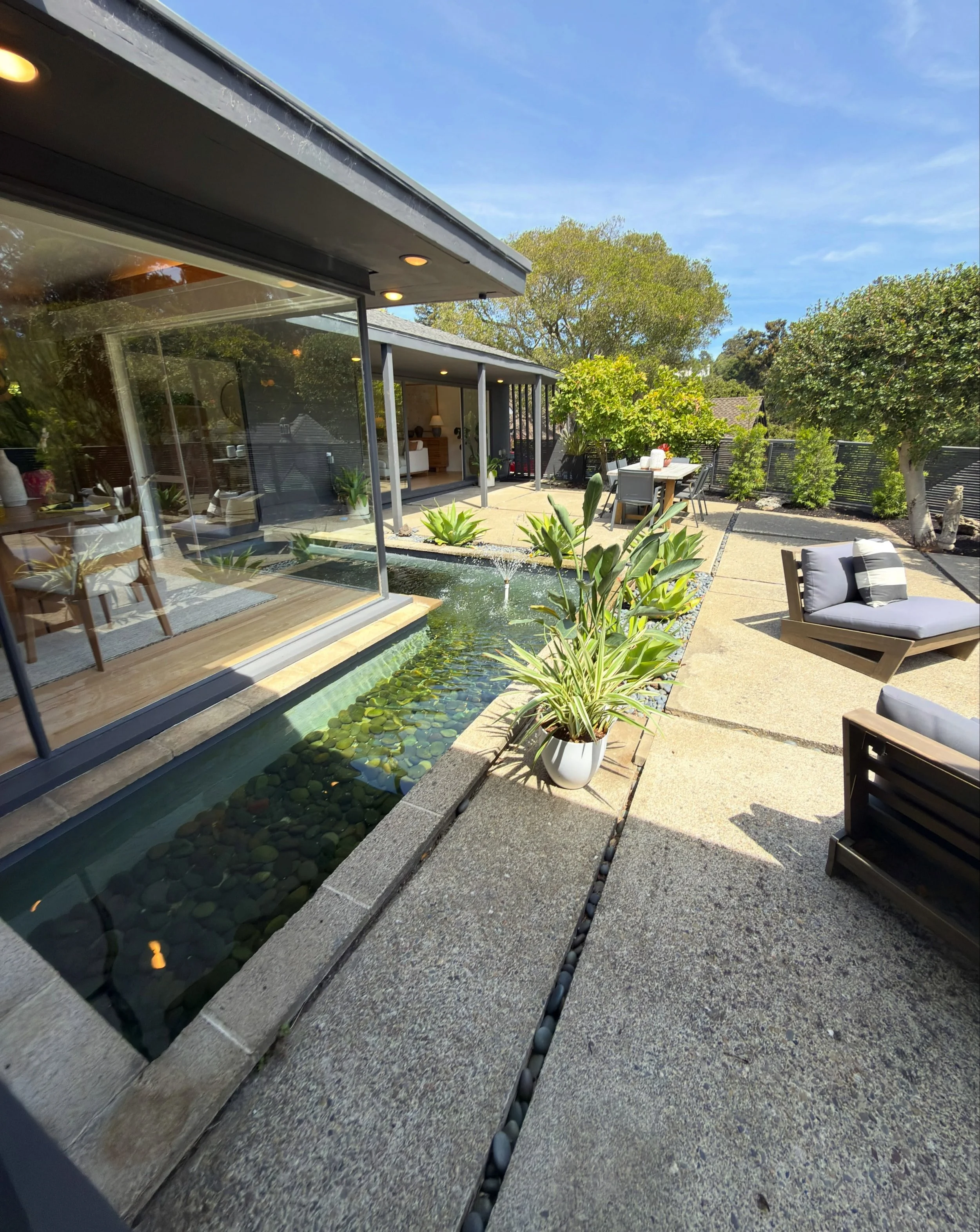 🍸 
This one made me wish I was house hunting for myself!
Absolutely stunning and pristinely up kept 1953 dream house! THE indoor-outdoor open floor-plan home with a seamless flow for Mad Men style entertaining. 
2 full sized bedrooms each with priva