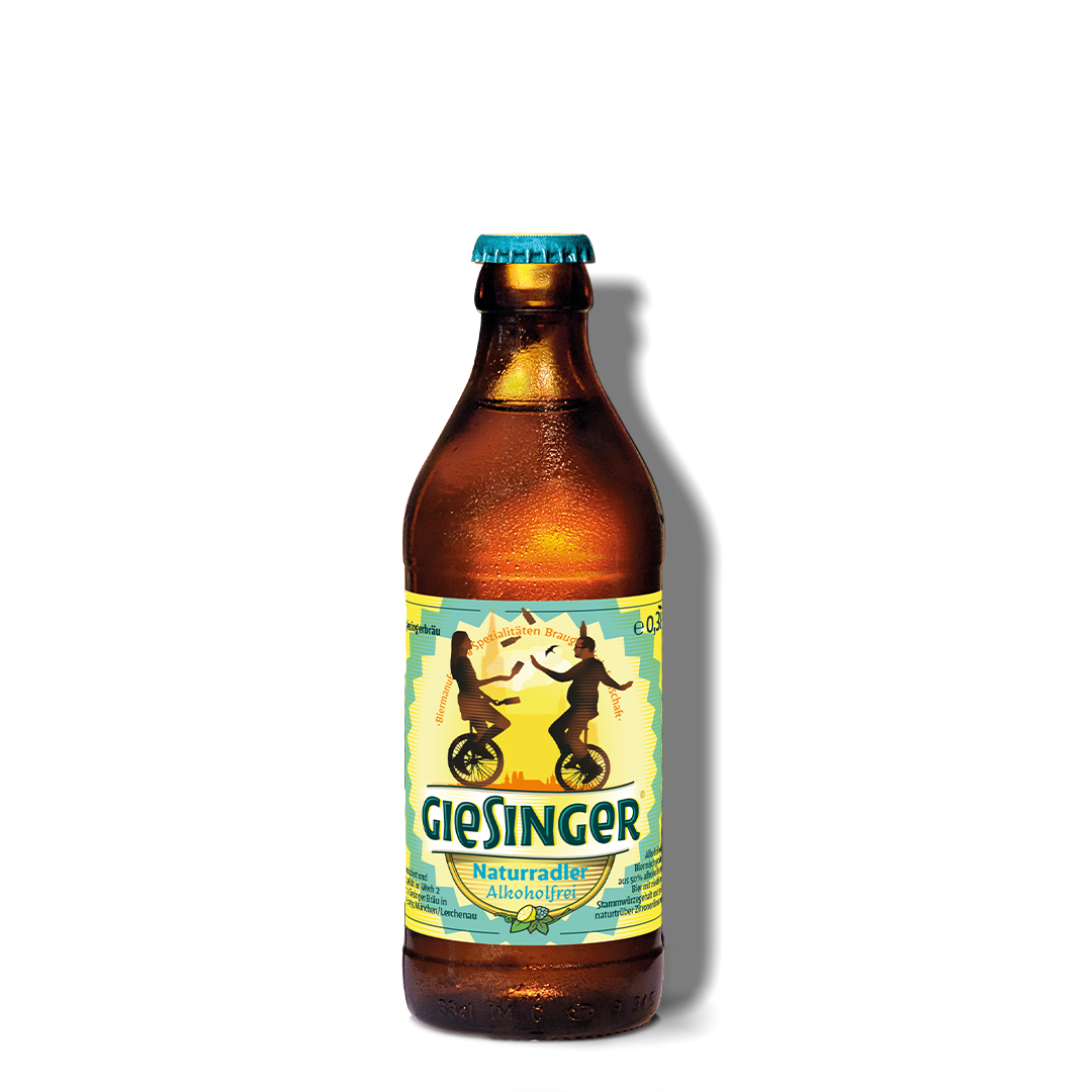 Bierflasche mit Giesinger-Label, das zwei Personen zeigt, die auf Einrädern tanzen, im Hintergrund eine Stadt Silhouette, auf Gelb und Blau gestaltet.
