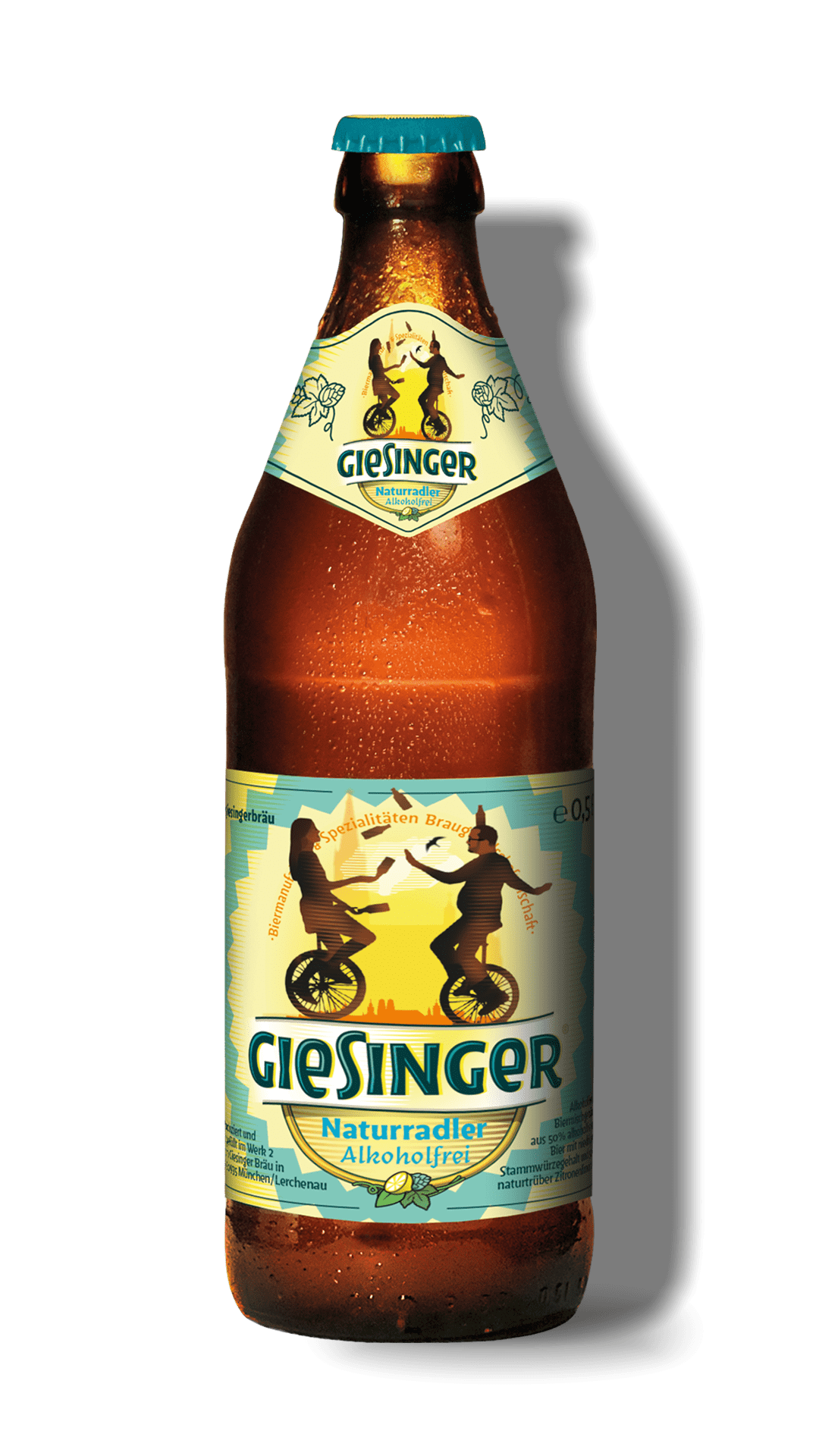 Bierflasche mit Label, das zwei Menschen zeigt, die auf Einrädern jonglieren, im Sonnenuntergang, mit der Aufschrift 'Giesinger Naturradler alkoholfrei'
