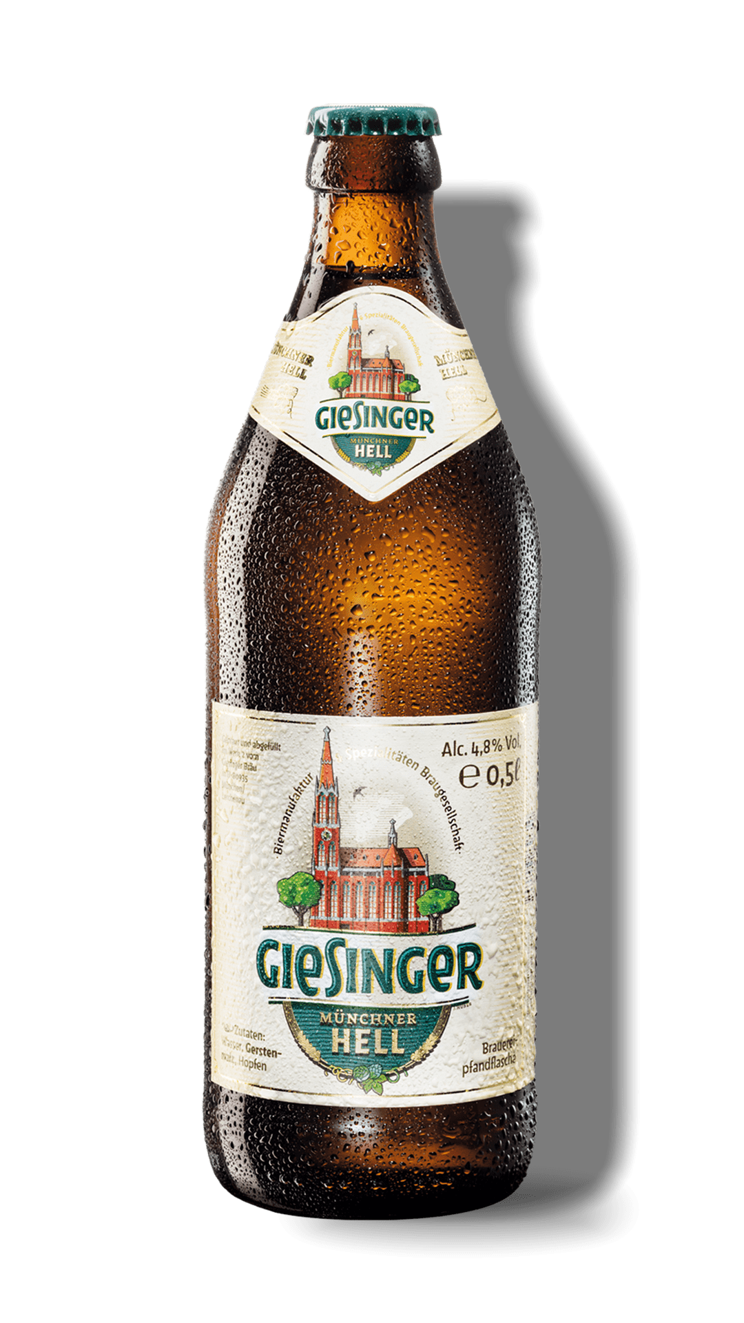 Eine braune Bierflasche mit Kondensation, etikettiert mit Giesinger Münchener Hell, einem deutschen Bier mit 4,8 % Alkohol. Das Etikett zeigt eine Illustration einer Kirche und Bäume auf weißem Hintergrund.