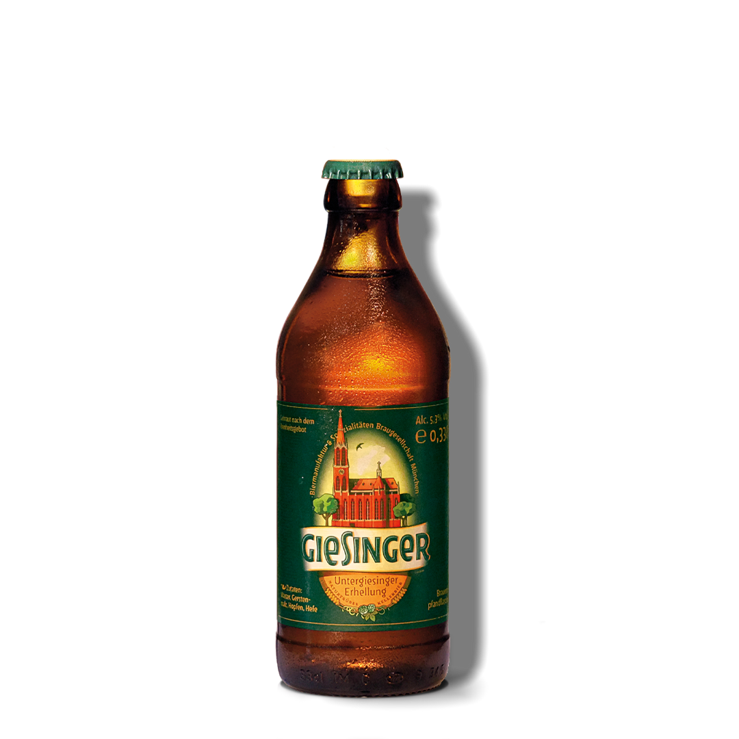Eine braune Glasflasche Bier mit grüner Etikette, die die Marke Giesinger zeigt, vor schwarzem Hintergrund.