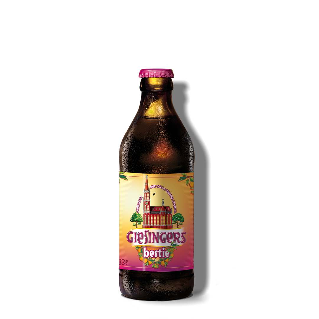 Eine braune Flasche mit dem Etikett 'Giesingers bestie', das eine Kirche und Bäume zeigt, vor schwarzem Hintergrund