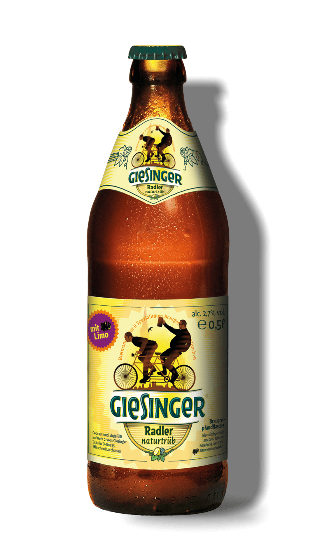 Eine Bierflasche mit gelbem Etikett, auf dem eine Illustration von zwei Menschen auf einem Fahrrad zu sehen ist, die zusammen Bier trinken. Die Flasche trägt den Namen 'Giesinger Radler naturtrüb' und enthält 0,5 Liter mit 2,7 % Alkoholgehalt.
