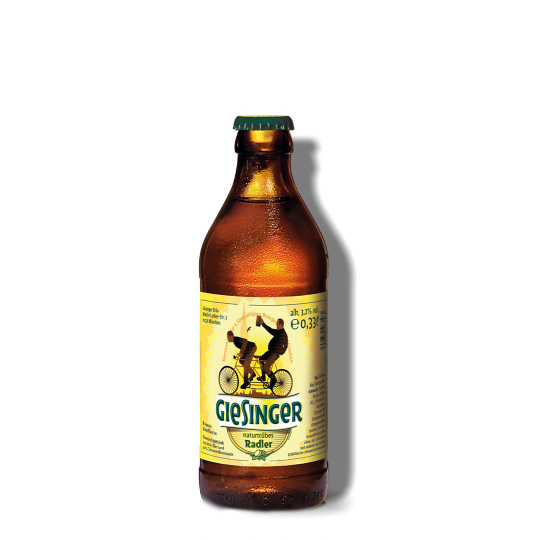 Eine braune Glasflasche Giesinger Radler mit gelbem Etikett, das einen Radfahrer zeigt, vor einem schwarzen Hintergrund.