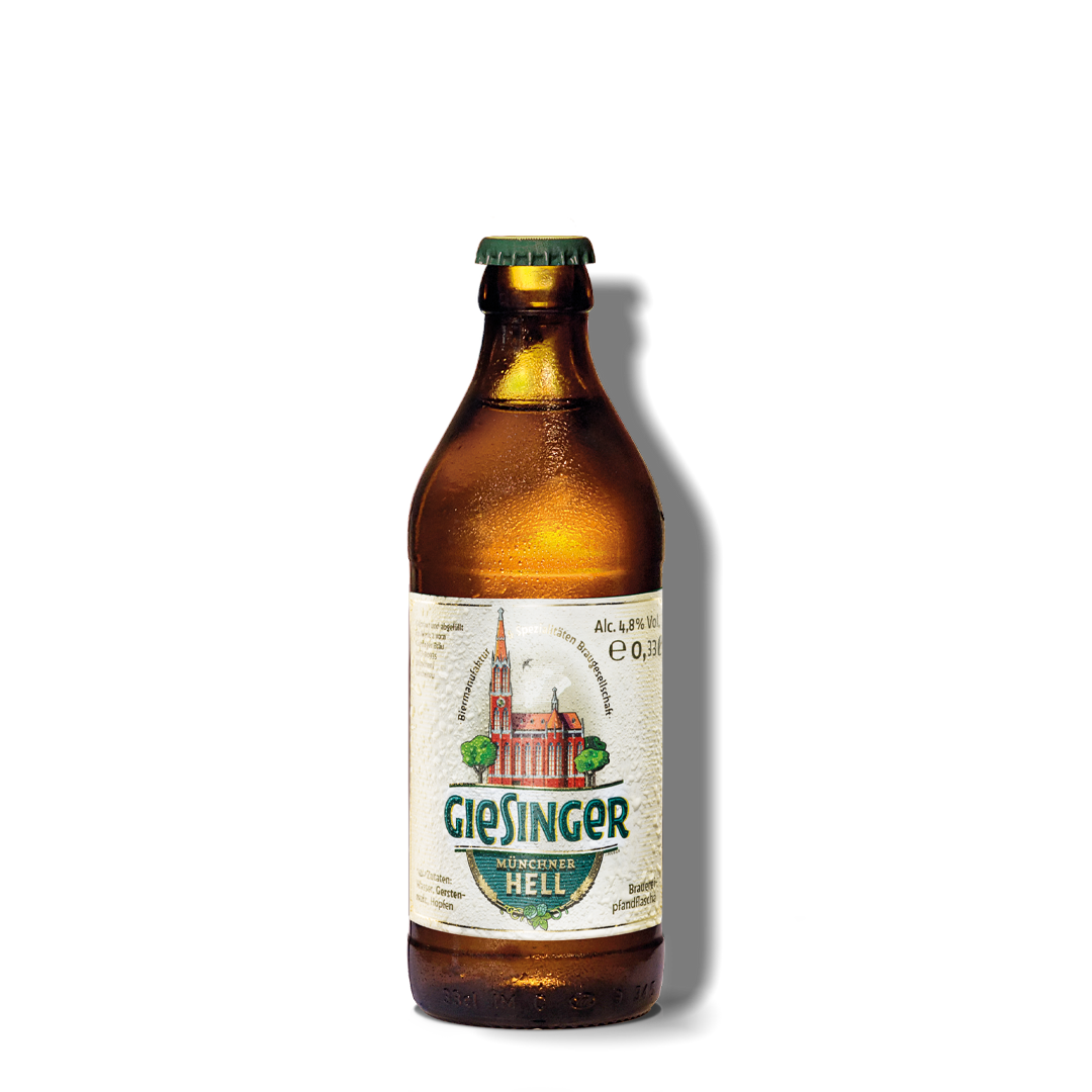 Eine braune Bierflasche mit weißem Etikett, das eine Kirche und grüne Bäume zeigt, mit dem Text 'Giesinger Münchner Hell'.