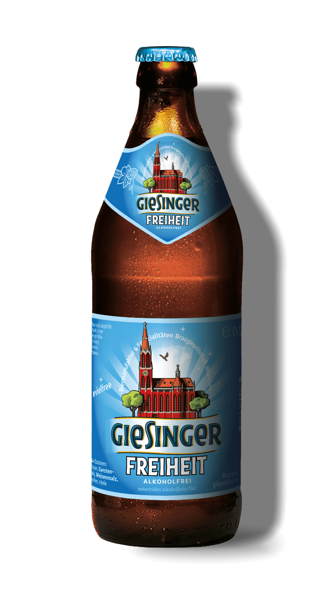 Ein braune Flasche Giesinger Freiheitsbier ohne Alkohol mit blauer Etikette, auf dem ein rotes Kirchengebäude mit Kirchturm, Bäumen und Vögeln zu sehen sind.