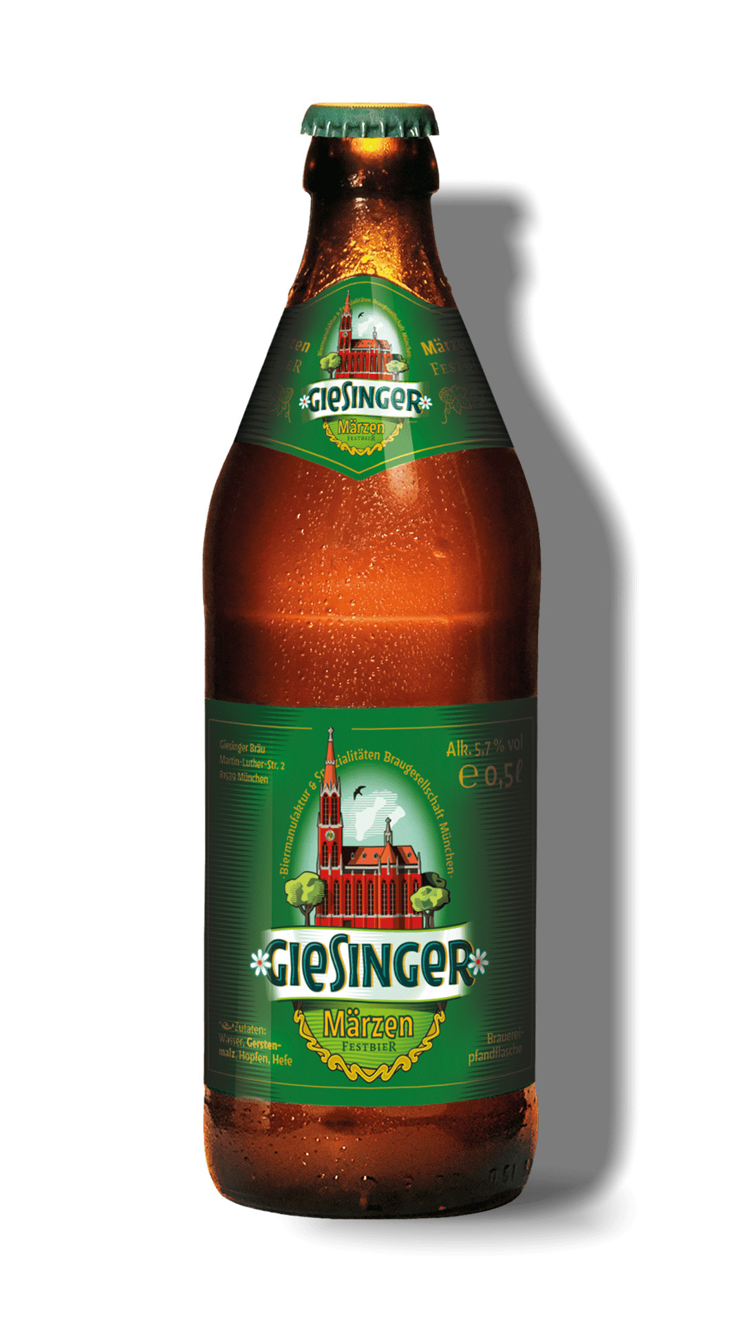 Ein braunes Bierflasche mit grünem Etikett, das eine Kirche, Bäume und den Namen "Giesinger Märzen" zeigt.