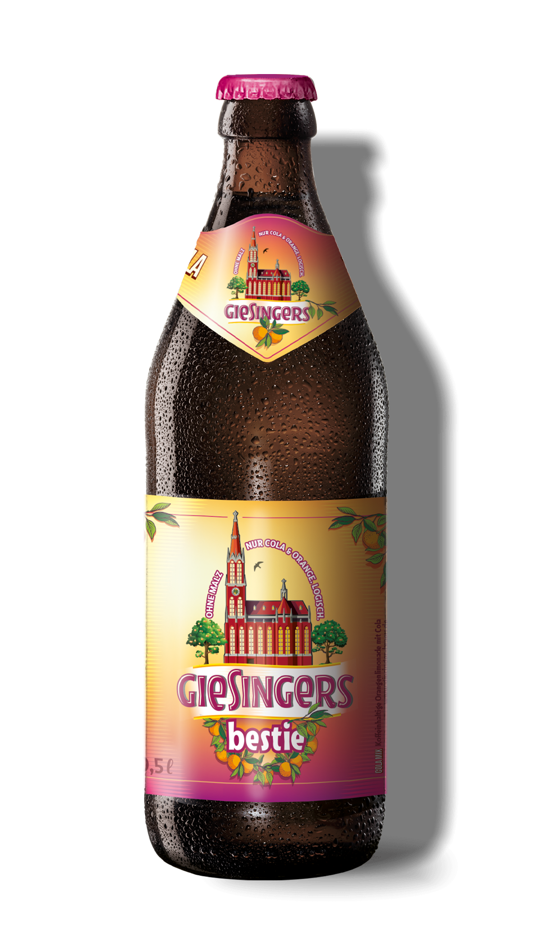 Eine Cola-Flasche mit Getränkebecher-Design, das eine rote Kirche und Orangenzweige zeigt, mit der Bezeichnung "Giesingers Bestie" auf dem Etikett.