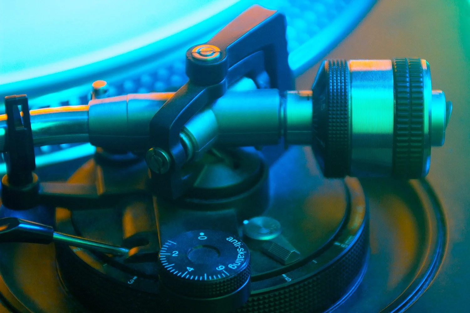 Brazo de tocadiscos Plato giratorio technics sl1200  mkII de DJ en tonos azul y verde.