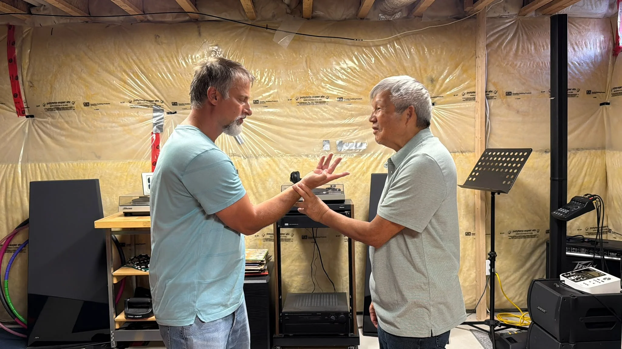 Sifu Wong Kwong Lun transmitting the indoor teachings of the Snake Crane Wing Chun Mun to Sifu Sergio P. Iadarola