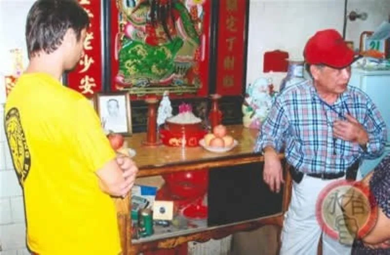 With Sifu Cheng Kwong at the house of Sifu Pang Nan, Foshan 2006