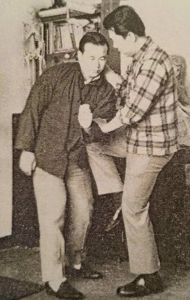 Another rare historical photograph, demonstrating a close range knee application