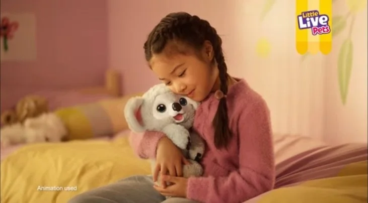 Olivia L putting her pet koala to bed for Moose Toys - Little Live Pets. Super cute 🐨
