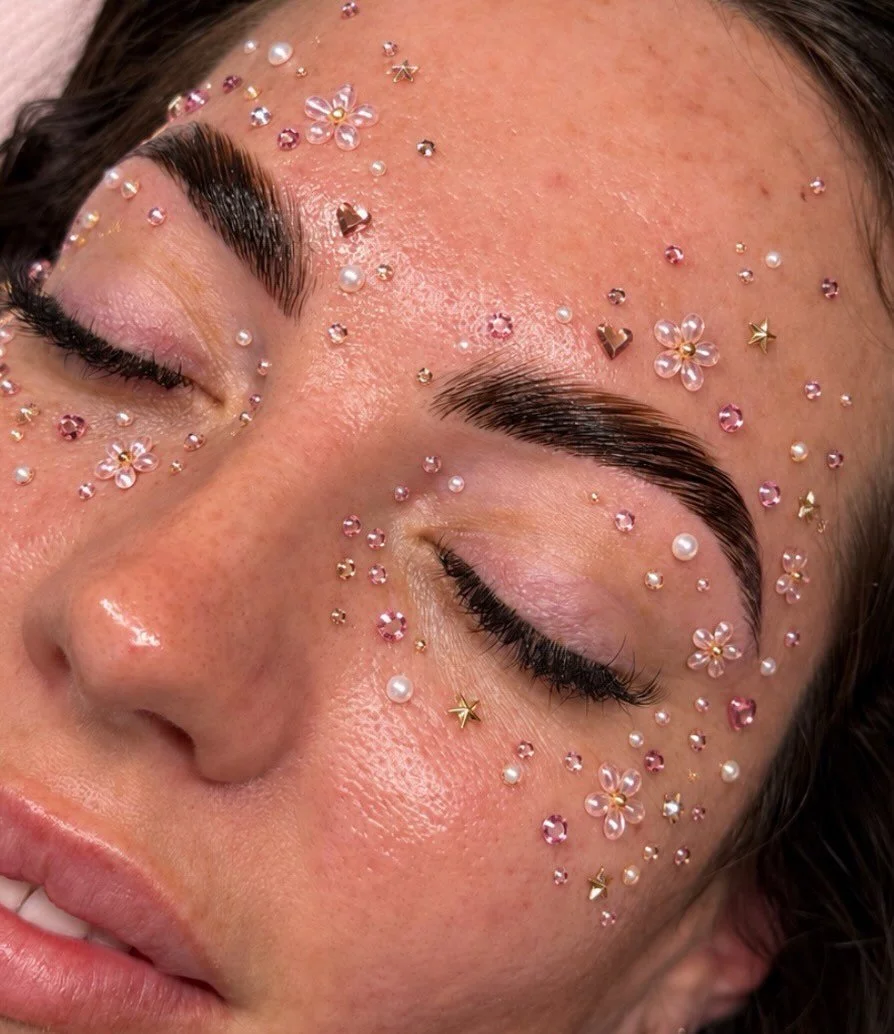 Brow lami but make it trendy 💅🏻 

I&rsquo;m a slave to trends 👀
#browlami #bejeweled #sunshinecoastbeauty #orabrowsandbeauty #brows