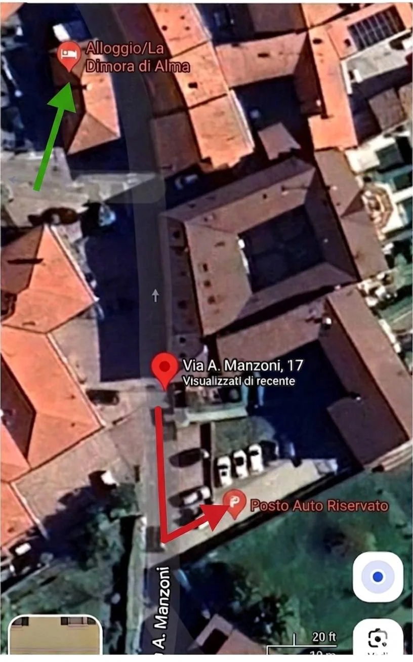 Mappa satellitare con indicazioni di un indirizzo, un parcheggio riservato e un alloggio. Incluse le etichette stradali e i marker di Google Maps.