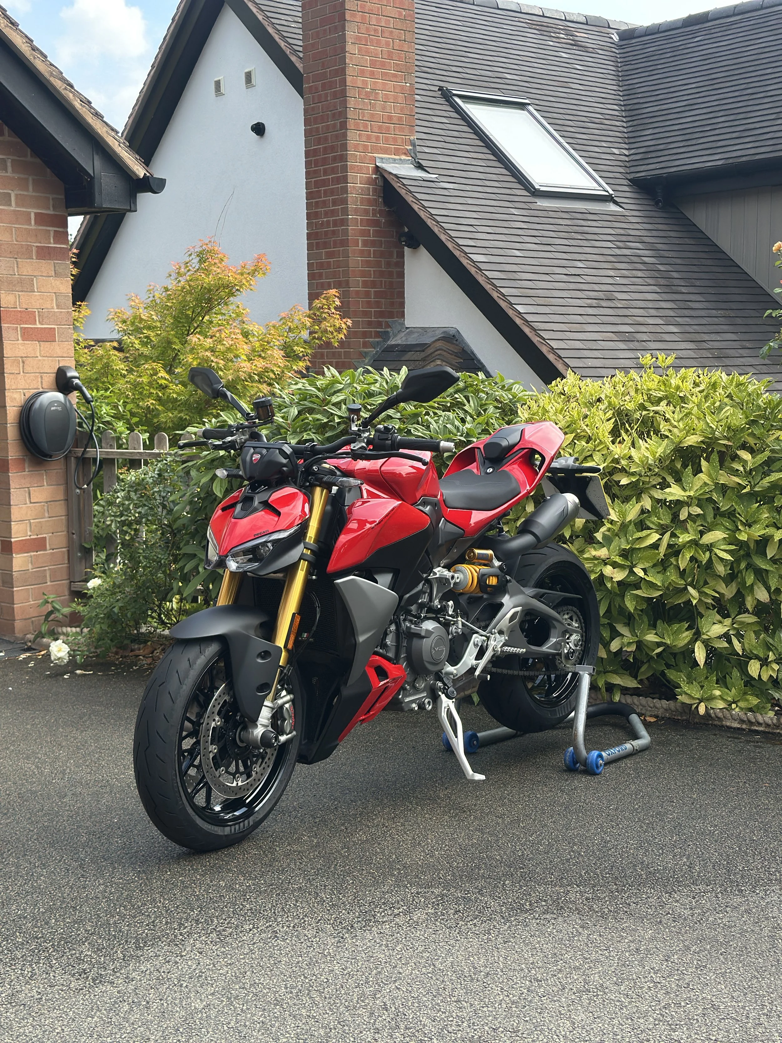 This Ducati Streetfighter V2 received a light detail to elevate its presentation while respecting the bike’s premium, performance‑focused design. The paintwork, wheels and exposed components were carefully refreshed, with attention given to the engin