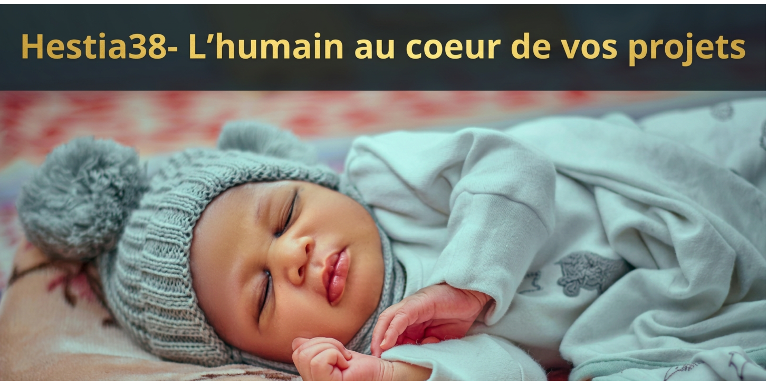 Un bébé endormi portant un bonnet gris à pompon, allongé sur une surface molle.