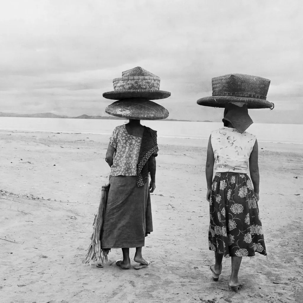 Women by the Lake 03.webp