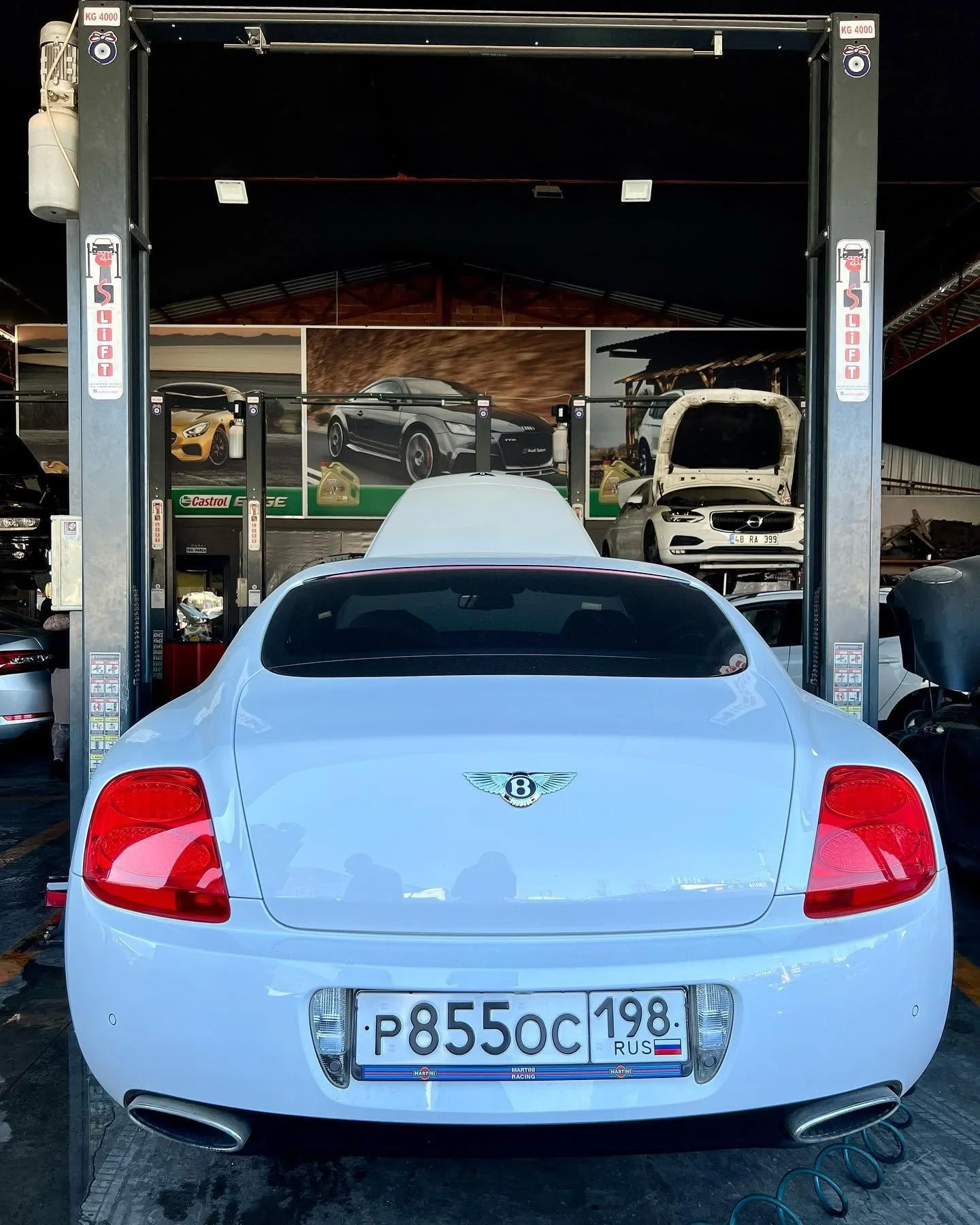 S Garaj, Fethiye'de otomobil, SUV, cip ve tüm üst segment araçlar için profesyonel bakım, onarım ve yedek parça hizmetleri sunmaktadır. Alanında uzman teknik ekibi, modern servis altyapısı ve kaliteli yedek parça çözümleriyle her marka ve model araca